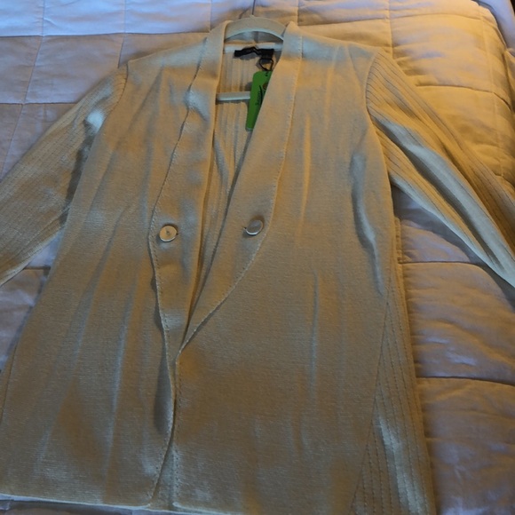 Cream merino wool jacket/cardigan.Ribbed back and sleeves contrast with the knit - Picture 8 of 10